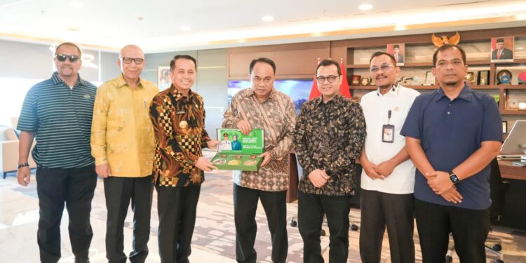 Media Center Kelas Dunia Penyelenggaraan PON XXI, Pemprov Sumut Beri Penghargaan Untuk Menkominfo