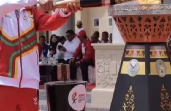 Ratusan Pelajar Dan Masyarakat Kota Lhokseumawe Sambut Kirab Api PON XXI