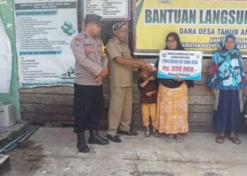 Reje Kusnadi Menyerahkan BLT DD Kepada 35 KK Kampung Pilar Jaya