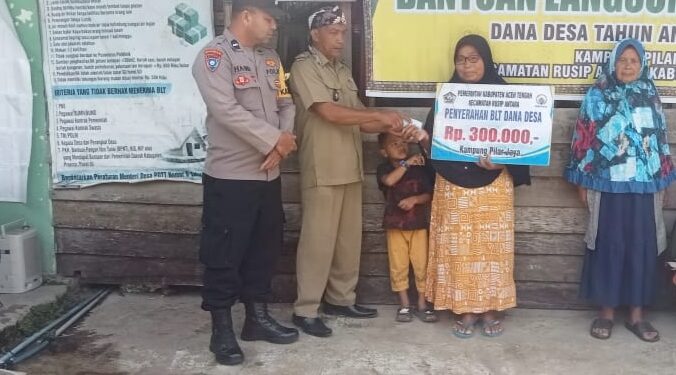 Reje Kusnadi Menyerahkan BLT DD Kepada 35 KK Kampung Pilar Jaya