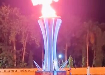 Syamsul Anwar Dan Iwan Karo-Karo Pembawa Api Obor Pembukaan PON XXI Di Sumut