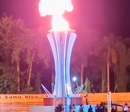 Syamsul Anwar Dan Iwan Karo-Karo Pembawa Api Obor Pembukaan PON XXI Di Sumut