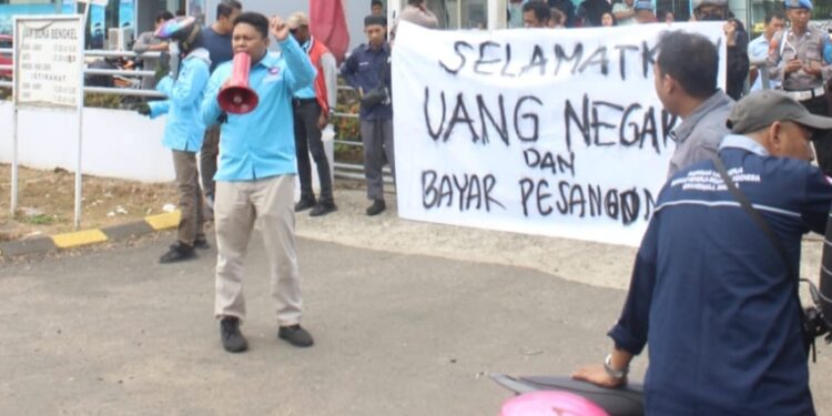 Aliansi Buruh Mahasiswa Maros Demo, PT. Hadji Kalla Cabang Maros Tidak Mampu Membayar Pesangon