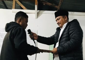 Dihadiri Ratusan Massa, Shabela- Eka Syahputra Serahkan 20 SK Kordes Kecamatan Kebayakan