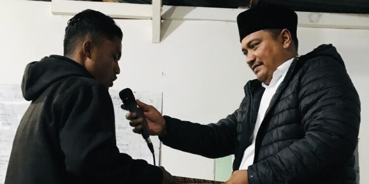 Dihadiri Ratusan Massa, Shabela- Eka Syahputra Serahkan 20 SK Kordes Kecamatan Kebayakan