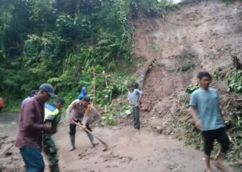 Gerak Cepat, Polri-TNI Bersama Warga Bersihkan Tanah Longsor Di Kampung Kelupak Mata