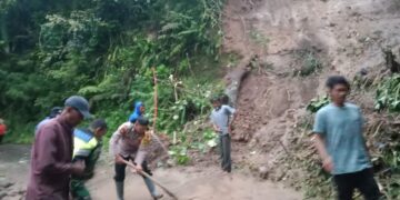 Gerak Cepat, Polri-TNI Bersama Warga Bersihkan Tanah Longsor Di Kampung Kelupak Mata