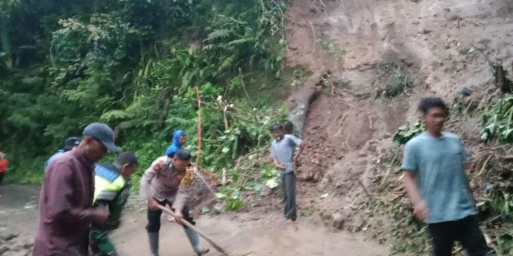Gerak Cepat, Polri-TNI Bersama Warga Bersihkan Tanah Longsor Di Kampung Kelupak Mata