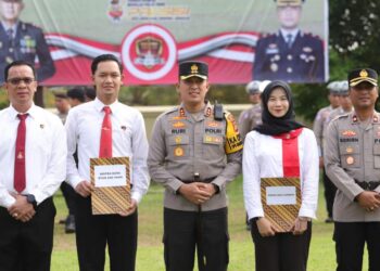 Kapolres Banyuasin Memberikan Piagam Penghargaan Kepada 12 Personil Berprestasi