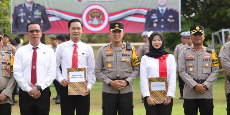 Kapolres Banyuasin Memberikan Piagam Penghargaan Kepada 12 Personil Berprestasi