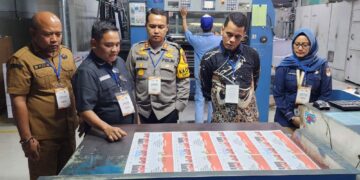 Kapolres Dan Ketua KPU Tinjau Proses Pencetakan Surat Suara Pemilihan Bupati Kampar