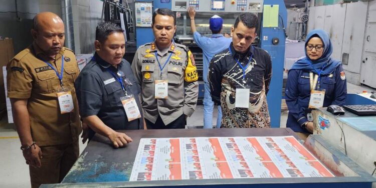 Kapolres Dan Ketua KPU Tinjau Proses Pencetakan Surat Suara Pemilihan Bupati Kampar
