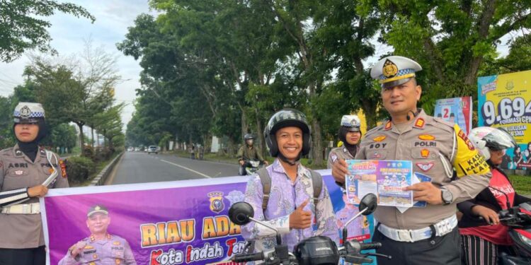 Satlantas Polres Kuansing Bagikan Brosur Dan Sosialisasikan Lomba Konten Video “Riau Adalah Kita”