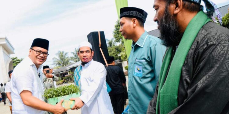 Silaturahmi Dengan Tokoh Agama, Dr. Asri Ludin Tambunan Dorong Peran Aktif Santri Untuk Deli Serdang