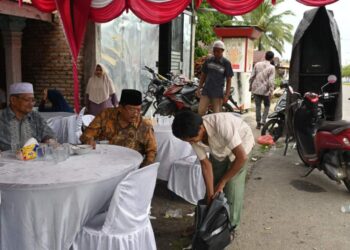 Calon Bupati Oyon Terharu Saat Menerima Oleh-Oleh Dari Pekebun Kacang