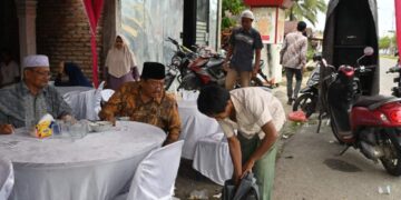 Calon Bupati Oyon Terharu Saat Menerima Oleh-Oleh Dari Pekebun Kacang
