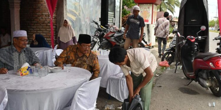 Calon Bupati Oyon Terharu Saat Menerima Oleh-Oleh Dari Pekebun Kacang