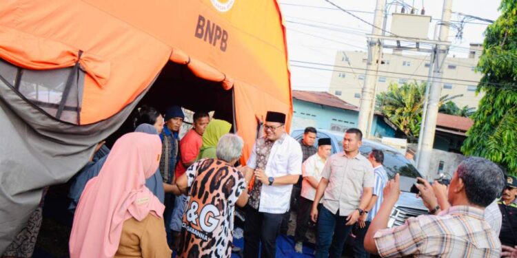 Respon Cepat Dr. Asri Ludin Tambunan Berikan Bantuan Kepada Korban Kebakaran Di Tembung