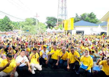 Sah!!, H. Musa Rajekshah Serahkan KTA Golkar Untuk Dr. Asri Ludin Tambunan