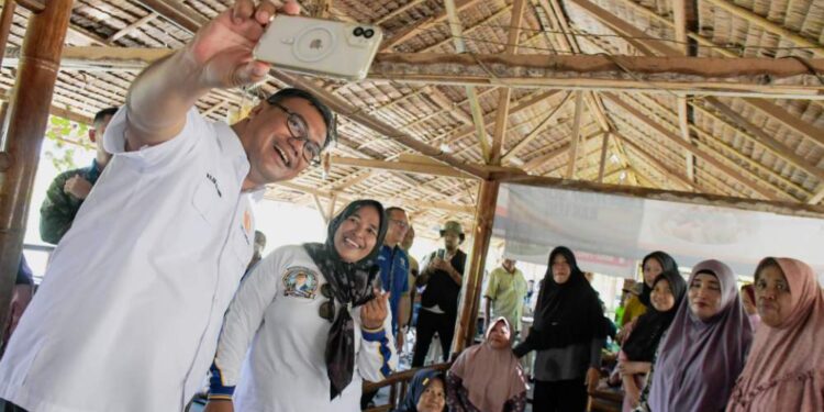 Pembangunan Dan Beasiswa, Bukti Kerja Nyata Asri Ludin–Lom Lom Di Desa Karang Anyar