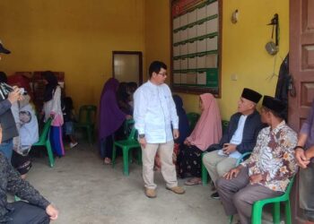 Calon Bupati Shabela Serahkan Bantuan Korban Banjir Bandang Kecamatan Rusip Antara