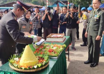 Kapolres Aceh Tengah Beserta Staf Berikan Surprise Kepada Dandim 0106 Di HUT TNI Ke 79