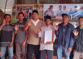 Calon Wakil Bupati Nomor Urut 3 Eka Saputra Menyerahkan 4 SK Kordes Kecamatan Linge
