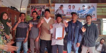 Calon Wakil Bupati Nomor Urut 3 Eka Saputra Menyerahkan 4 SK Kordes Kecamatan Linge