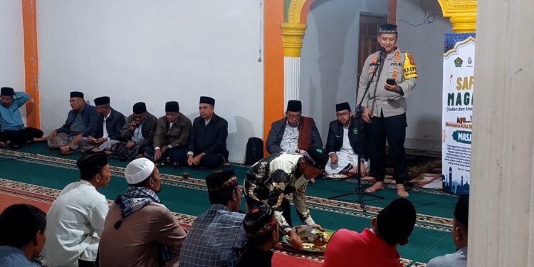 Safa Magrib Di Masjid Al Yakin Kampung Rusip, Kapolres Aceh Tengah : Ayo Kita Makmurkan Masjid