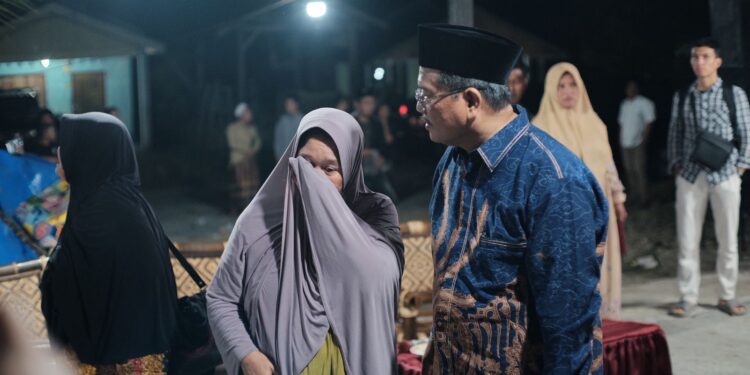 Kedatangan Oyon-Hamzah Ke Desa Sianjo-Anjo Disambut Rasa Haru Oleh Warga