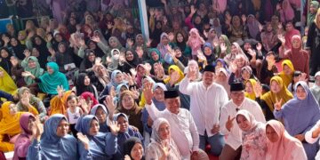 Ibu-Ibu Antusias Turuni Bukit untuk Temui Asri Ludin Tambunan dan Bobby Nasution di Maulid Akbar