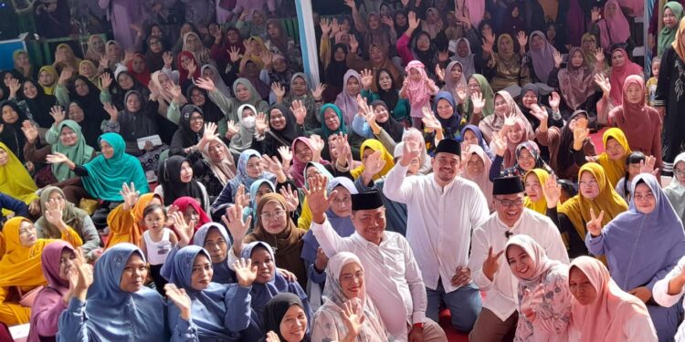 Ibu-Ibu Antusias Turuni Bukit untuk Temui Asri Ludin Tambunan dan Bobby Nasution di Maulid Akbar