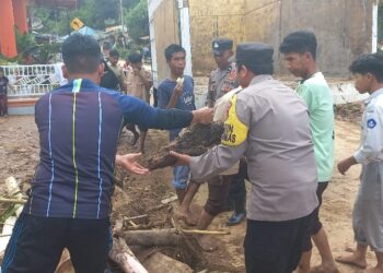 Puluhan Personel Personel Polres Aceh Tengah Kembali Lakukan Gotong Royong Di Lokasi Banjir Bandang Kecamatan Rusip Antara