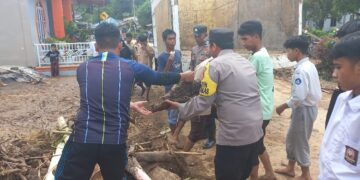Puluhan Personel Personel Polres Aceh Tengah Kembali Lakukan Gotong Royong Di Lokasi Banjir Bandang Kecamatan Rusip Antara