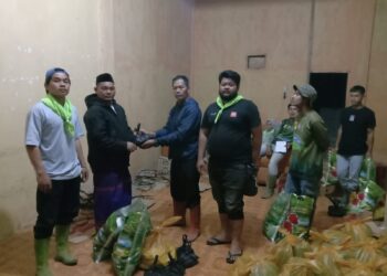 Tim Relawan Sede Serahkan Bantuan Shabela Abu Bakar Kepada Korban Banjir Bandang Rusip Antara