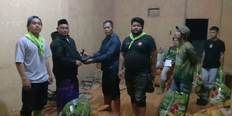 Tim Relawan Sede Serahkan Bantuan Shabela Abu Bakar Kepada Korban Banjir Bandang Rusip Antara
