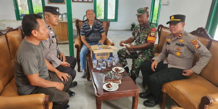 HUT Ke-79 TNI, Polsek Kampar Kiri Hilir Berikan Surprise ke Pos Ramil