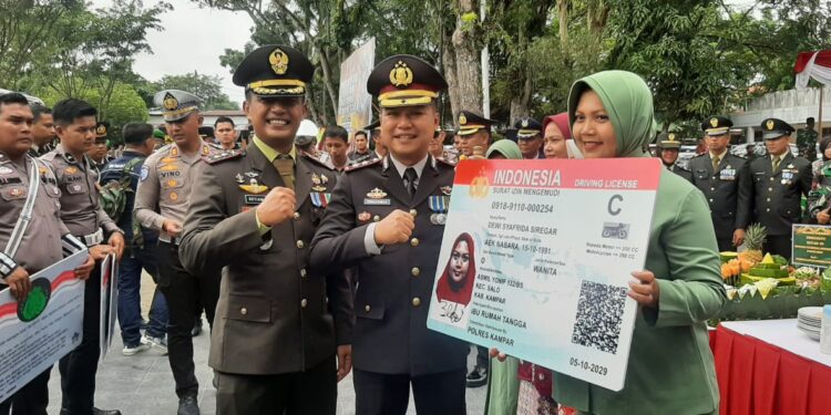 HUT TNI Ke -79, Kapolres Kampar Gratiskan SIM Bagi keluarga TNI Dan Ajak Bersinergi Dalam Pilkada