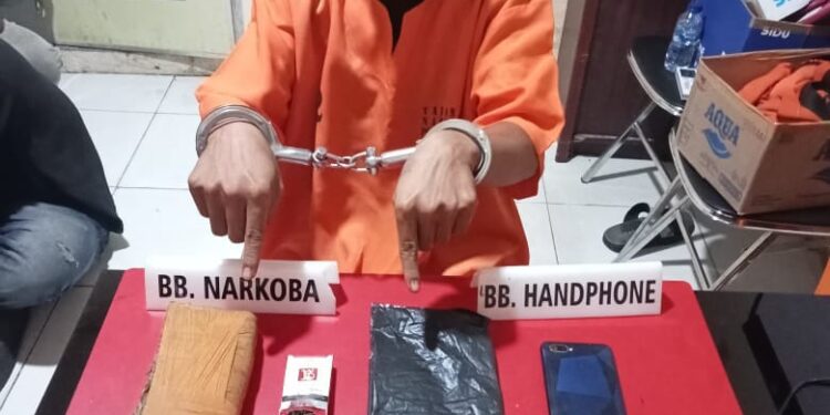 Pelaku Narkoba Daun Ganja Kering Ditangkap Di Depan SPBU Teratak Bulu