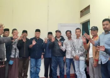 Calon Bupati Shabela Abu Bakar Serahkan SK Tim Pemenangan Kampung Jaluk