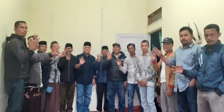 Calon Bupati Shabela Abu Bakar Serahkan SK Tim Pemenangan Kampung Jaluk