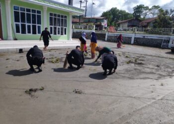 Dalam Rangka HUT Brimob Ke 79, Brimob KOMPI 3 Batalyon Pelopor Bener Meriah Bersama Warga Bersihkan Mesjid At Taqwa