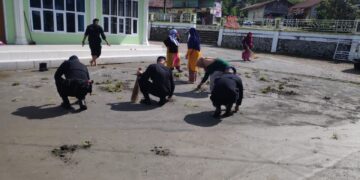 Dalam Rangka HUT Brimob Ke 79, Brimob KOMPI 3 Batalyon Pelopor Bener Meriah Bersama Warga Bersihkan Mesjid At Taqwa