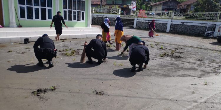 Dalam Rangka HUT Brimob Ke 79, Brimob KOMPI 3 Batalyon Pelopor Bener Meriah Bersama Warga Bersihkan Mesjid At Taqwa