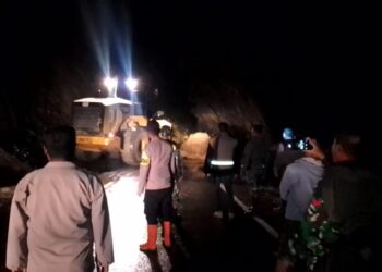 Tanggap Bencana, Polsek Silih Nara Gerak Cepat Datangi Lokasi Tanah Longsor Di Jerata