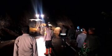 Tanggap Bencana, Polsek Silih Nara Gerak Cepat Datangi Lokasi Tanah Longsor Di Jerata