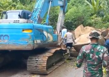 Bencana Alam Kembali Terjadi Di Jalan Uning-Pamar, Polisi Dan TNI Lakukan Penanganan Dilokasi