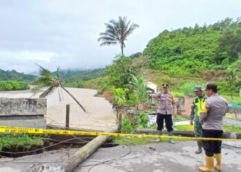 Hujan Lebat, Jembatan Penghubung Di Kecamatan Tripe Jaya Terancam Ambles