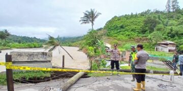 Hujan Lebat, Jembatan Penghubung Di Kecamatan Tripe Jaya Terancam Ambles