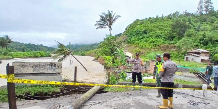 Hujan Lebat, Jembatan Penghubung Di Kecamatan Tripe Jaya Terancam Ambles